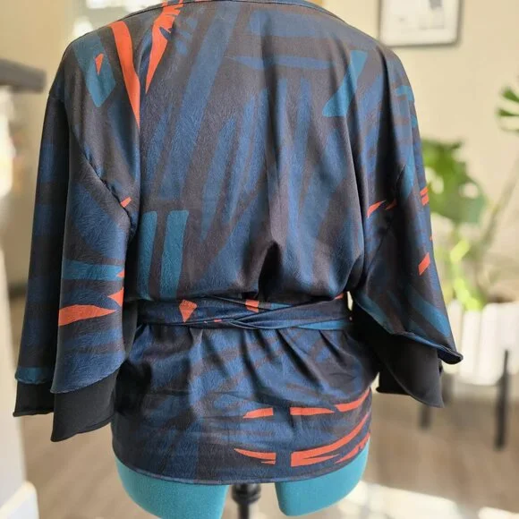 💙DIARRABLU Wrap Top with Flutter Sleeves – Size XXL - Picture 4 of 6